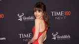 Lily Collins Pamer Punggung Tak Terbalut Gaun Merah