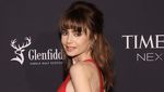 Lily Collins Pamer Punggung Tak Terbalut Gaun Merah