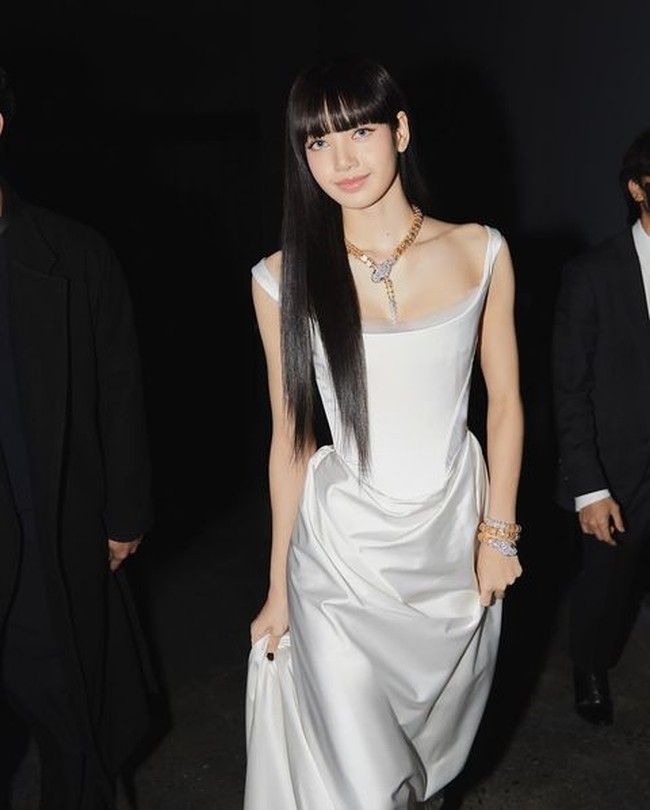 Pada urutan kedua, ada personel BLACKPINK asal Thailand yang mewarisi kecantikan ibunya Chittip Brüschweiler. Lisa juga punya proporsi tubuh bak model dengan tinggi badan 167 cm. Foto: (dok. Instagram @lalalalisa_m)