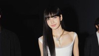 Rupanya, kalung tersebut seharga USD $300 ribu atau sekitar Rp 4,6 miliar. Foto: (dok. Instagram @lalalalisa_m)