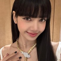 Selain Jisoo, ada Lisa BLACKPINK dalam daftar wanita tercantik di dunia versi KingChoice. Personel asal Thailand itu mewarisi kecantikan ibunya, Chitthip Brüschweiler yang tak kalah populer. Foto: (dok. Instagram @lalalalisa_m)