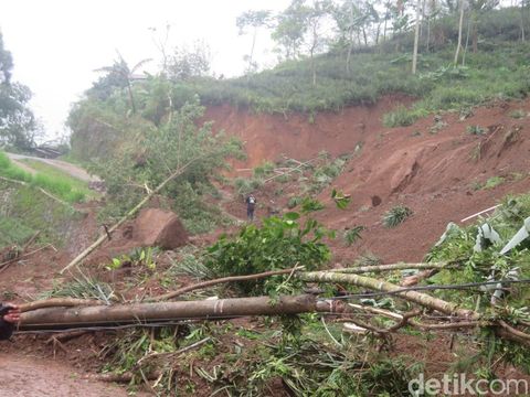 Longsor di Desa Siwarak Kecamatan Karangreja Purbalingga, Oktober 2022.