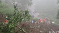 Tanah sudah terbuka, sehingga jika kemasukan air, pelan atau cepat tanah bergerak. Sementara itu kalau pergerakannya cepat, kurang lebih 48 rumah itu hilang, tuturnya. Foto: Vandi Romadhon/detikJateng