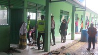 Melihat kondisi di lapangan, Suratman menambahkan, warga akan tetap bertahan di pengungsian. Foto: Vandi Romadhon/detikJateng