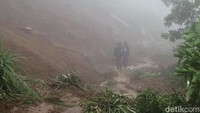Kepala Desa Siwarak, Suratman, meminta Pemerintah Kabupaten Purbalingga merelokasi warga satu RT yang terdampak longsor itu. Menurutnya, lokasi bencana itu sudah tidak layak untuk ditinggali kembali. Foto: Vandi Romadhon/detikJateng