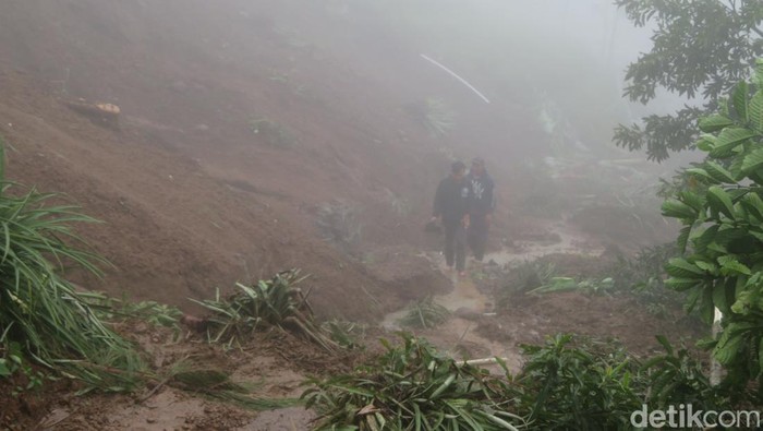 Longsor di Desa Siwarak Purbalingga membuat 202 warga terpaksa mengungsi, Rabu (26/10/2022).