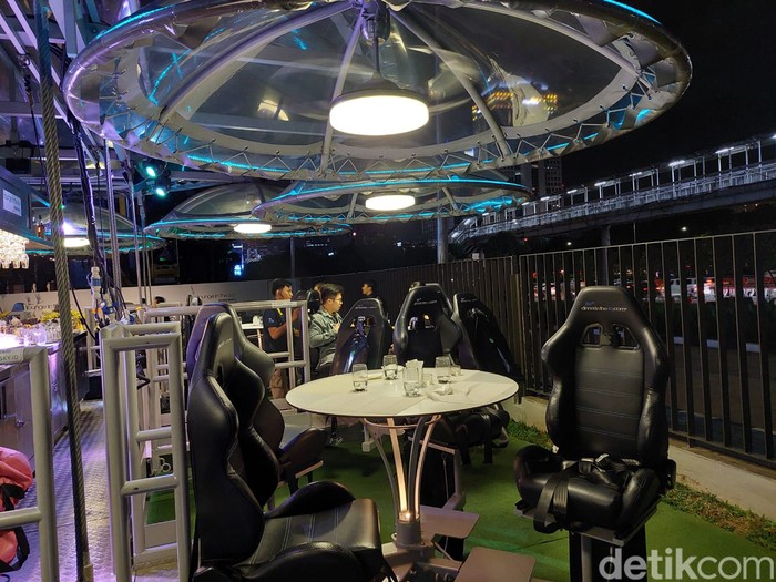 Lounge in The Sky berlokasi di Mangkuluhur City, Setiabudi, Jakarta Selatan Lounge in The Sky berlokasi di Mangkuluhur City, Setiabudi, Jakarta Selatan