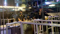 Kamu bisa melihat bagaimana para kru, mulai dari safty hingga chef melayani kamu di udara Jakarta.