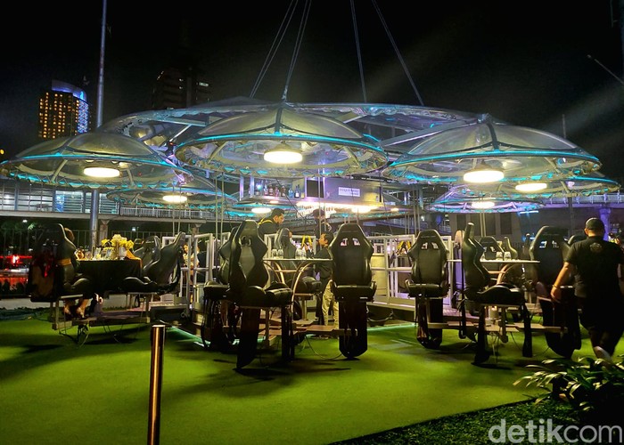 Lounge in The Sky berlokasi di Mangkuluhur City, Setiabudi, Jakarta Selatan