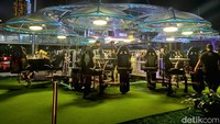 Salah satu atraksi wisata kekinian yang bisa ditemukan di Jakarta adalah Lounge in The Sky. Atraksi yang mencuri perhatian smeenjak awal tahun ini mengajak traveler makan sembari digantung di udara Jakarta.