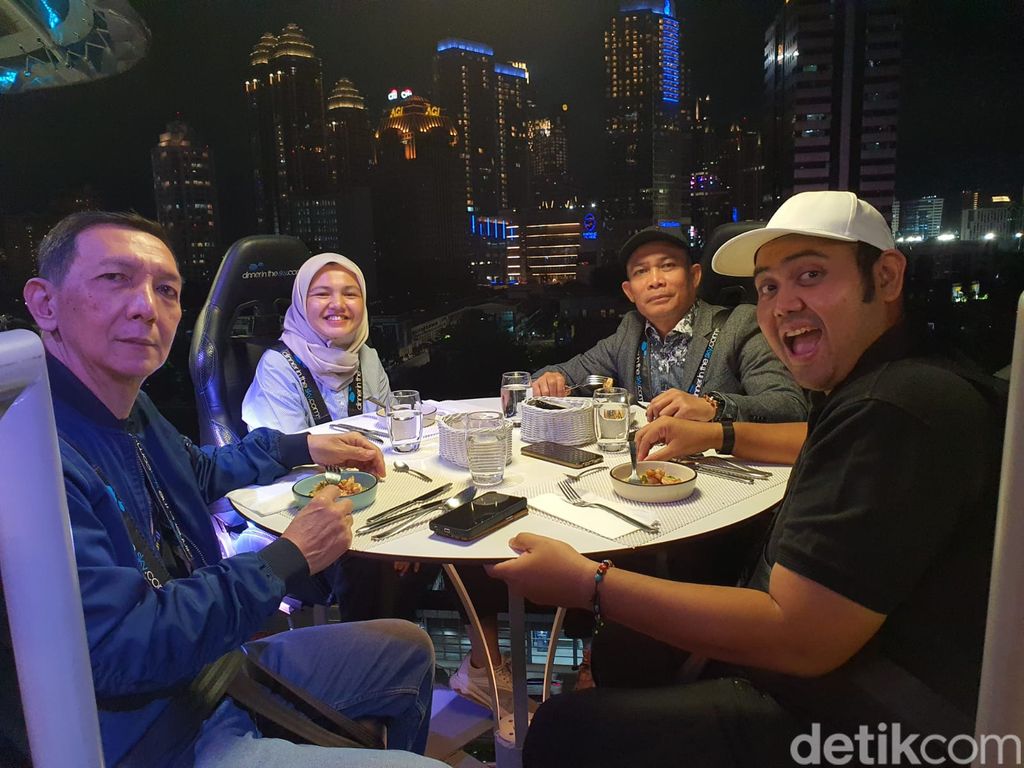 Lounge in The Sky berlokasi di Mangkuluhur City, Setiabudi, Jakarta Selatan