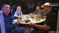 Nggak afdal bila tak foto-foto menikmati atraksi tak biasa ini. Ngilu sih, tapi seru juga untuk dicoba.