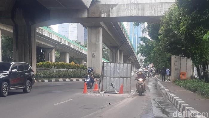 Lubang Jl Kapten P Tendean ditambal. 26 Oktober 2022. (Danu Damarjati/detikcom)