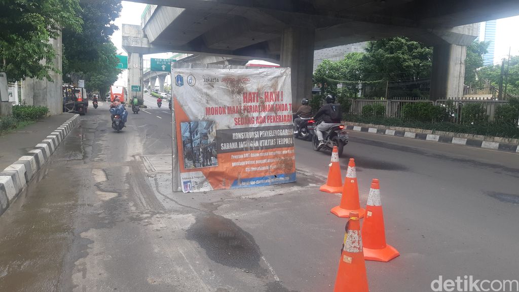 Lubang Jl Kapten P Tendean ditambal. 26 Oktober 2022. (Danu Damarjati/detikcom)