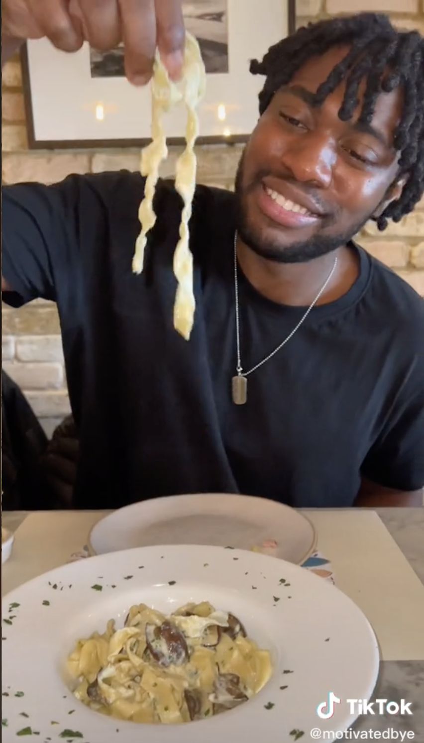 Makan Pasta Italia Pakai Tangan Langsung, Bule Ini Bilang Lebih Enak!