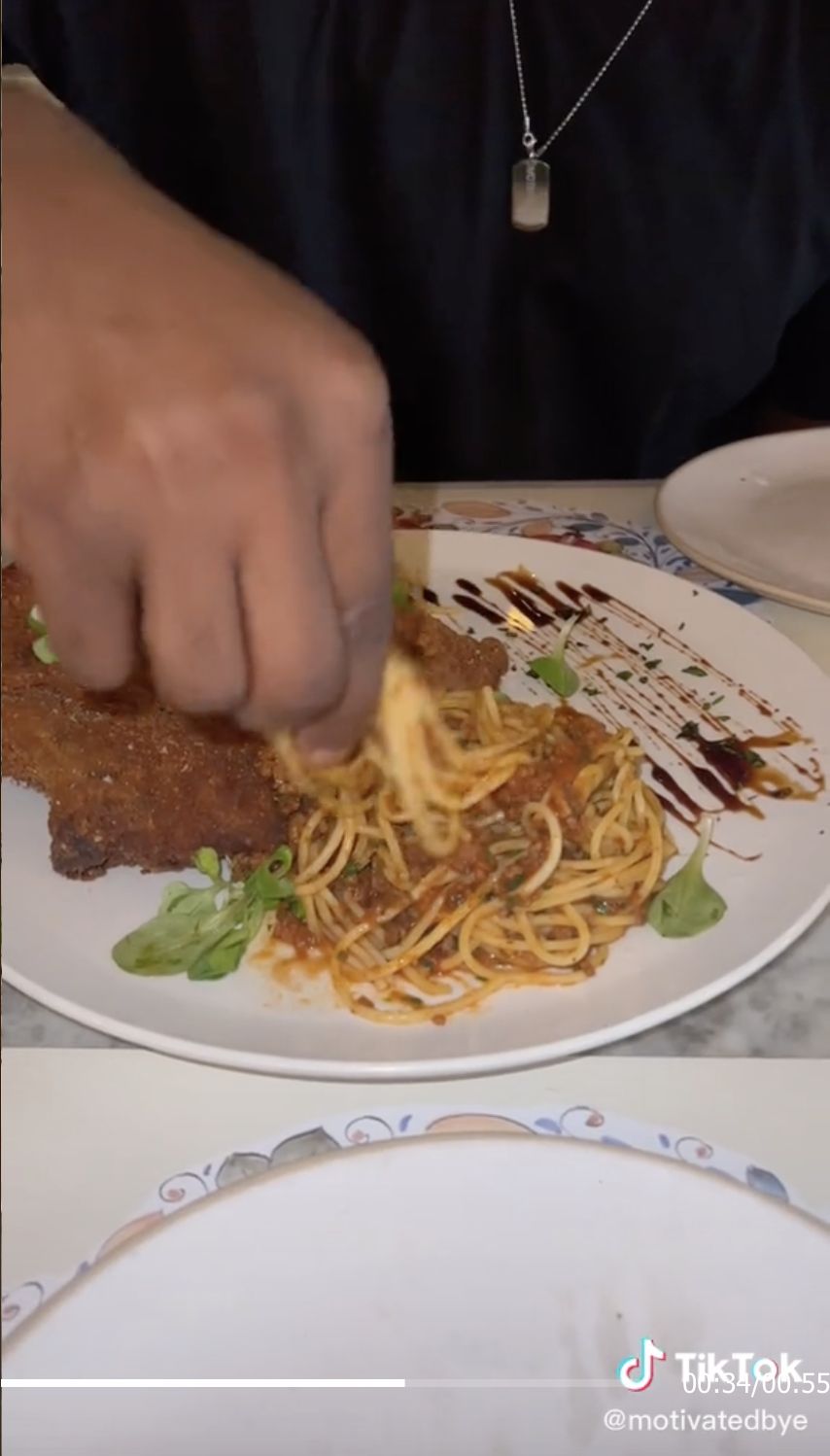 Makan Pasta Italia Pakai Tangan Langsung, Bule Ini Bilang Lebih Enak!