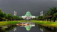 Masjid Agung Natuna menjadi salah satu landmark ikonik di sana. Dibangun pada tahun 2007, sang arsitek Both Sudargo menyerap berbagai arsitektur seperti Taj Mahal di India dengan sungai yang khas di area depan masjid serta tiang menara masjid yang berdiri kokoh. Foto: Getty Images/iStockphoto/Muhammad Zula Ainul Albab