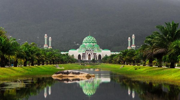 7 Potret Masjid Unik dan Bersejarah di Indonesia