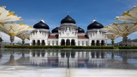 Masjid Raya Baiturrahman yang menjadi kebanggan masyarakat Aceh. Masjid ini menjadi situs bersejarah yang sudah ada sejak zaman kejayaan Kesultanan Aceh dan bertahan hingga saat ini. Saat gelombang tsunami setinggi 21 meter melanda Aceh pada 26 Desember 2004, Masjid Raya Baiturrahman menjadi salah satu bangunan yang selamat. Foto: Getty Images/iStockphoto/Muhammad Zula Ainul Albab