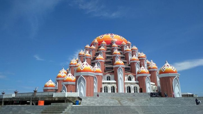 Masjid dengan bangunan unik beautiful exterior and design of a mosque called the Tiban mosque, Turen, Malang. built 10 floors with cultural acculturation and a mix of Middle Eastern, European, Javanese design