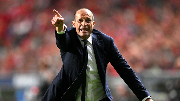 LISBON, PORTUGAL - OCTOBER 25: Massimiliano Allegri, Head Coach of Juventus gives their team instructions during the UEFA Champions League group H match between SL Benfica and Juventus at Estadio do Sport Lisboa e Benfica on October 25, 2022 in Lisbon, Portugal. (Photo by Octavio Passos/Getty Images)
