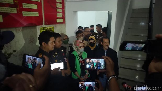 medina zain ditahan
