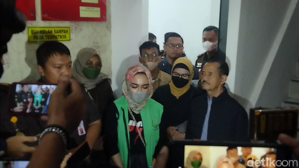 Medina Zein Dituduh Jual Barang Palsu, Ini Cara Membedakan Tas