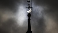Matahari sebagian tertutup oleh bulan selama gerhana matahari di Warsawa, Polandia, Selasa (25/10/2022). (AP Photo/Michal Dyjuk)  