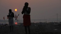 Umat Hindu melakukan ritual di Sangam, selama gerhana matahari sebagian di Prayagraj, negara bagian utara Uttar Pradesh, India, Selasa (25/10/2022). Fenomena gerhana matahari sebagian terjadi pada 25 Oktober 2022 dan bisa dilihat di sejumlah negara. (AP Photo/Rajesh Kumar Singh)  