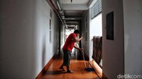 Seorang warga sedang membersihkan lantai di Kampung Susun Kunir.