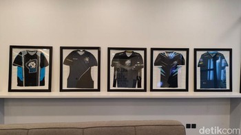 Mereka juga menampilkan rentetan jersey yang pernah dipakai setiap tahunnya. 