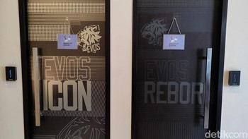 Ini merupakan ruangan khusus bagi pro player yang akan bertanding, scream, atau meeting strategi. Kebetulan yang di foto merupakan ruangan Evos Icon (tim MDL ID), Evos Reborn (tim PUBG Mobile), dan di depannya ada Evos Legends (tim MPL ID).