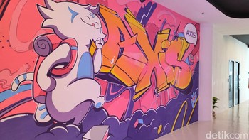 Ada spot foto dengan background mural keren. 