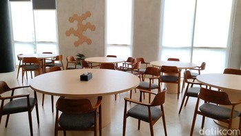 Selain ruang kerja, juga ada ruang untuk makan bersama. 