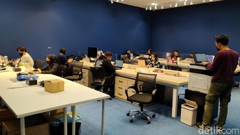 Nah kalau karyawan yang lain kerjanya di sini. 