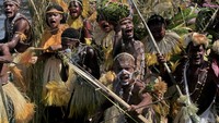 Sejumlah penari menampilkan tari Isosolo dalam Festival Danau Sentani ke-13 di Pantai Khalkote, Kabupaten Jayapura, Papua, Selasa (25/10/2022).   