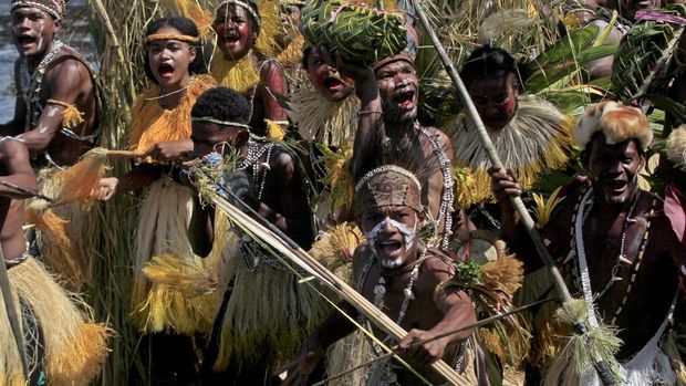 Sejumlah penari menampilkan tari Isosolo dalam Festival Danau Sentani ke-13 di Pantai Khalkote, Kabupaten Jayapura, Papua, Selasa (25/10/2022). Festival yang digelar hingga 29 Oktober 2022 tersebut menampilkan berbagai kesenian tradisional khas Papua dan hasil kerajinan serta makanan khas Papua buatan masyarakat setempat. ANTARA FOTO/Gusti Tanati/app/foc.