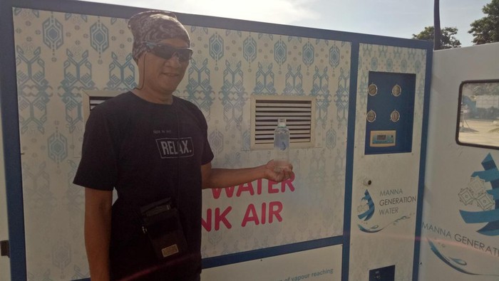 Mesin pengolahan udara menjadi air minum di Labuan Bajo, Manggarai Barat, NTT.