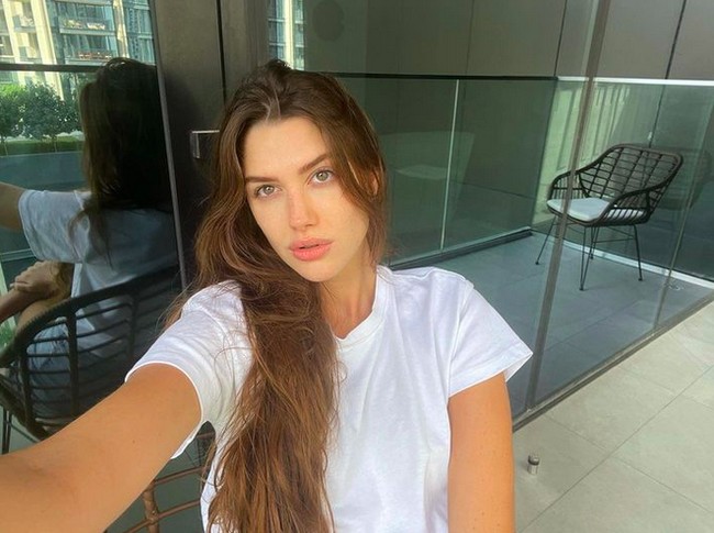 Di balik parasnya yang cantik, Isabella Novaes Menin sangat mementingkan edukasinya. Wanita yang fasih berbicara dalam bahasa Portugis, Spanyol, Inggris, Prancis dan Italia ini berhasil masuk David Game College di London, Inggris. Selama 2015-2016, ia memperdalam ilmu bisnis dan ekonomi manajerial di sana. (Foto: Instagram/@isanmenin)