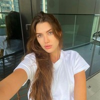 Di balik parasnya yang cantik, Isabella Novaes Menin sangat mementingkan edukasinya. Wanita yang fasih berbicara dalam bahasa Portugis, Spanyol, Inggris, Prancis dan Italia ini berhasil masuk David Game College di London, Inggris. Selama 2015-2016, ia memperdalam ilmu bisnis dan ekonomi manajerial di sana. (Foto: Instagram/@isanmenin)