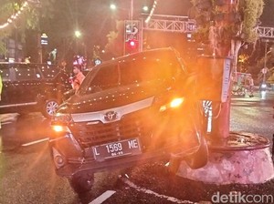 Penglihatan Sopir Kabur, Avanza Tabrak Tiang-Nangkring di Simpang 4 Darmo