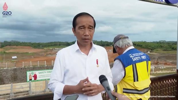 Momen menteri basuki angkat ponsel saat dampingi Jokowi