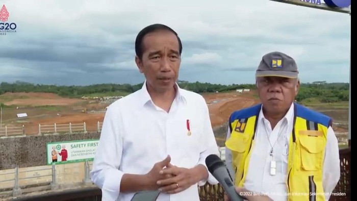 Momen menteri basuki angkat ponsel saat dampingi Jokowi Momen menteri basuki angkat ponsel saat dampingi Jokowi