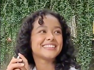 Most Pop: Putri Anies Baswedan Sendirian di Halte, Tas Gucci Curi Atensi