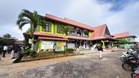 7. Senang di asrama, ada kawan. Tapi ada juga yang ngekos. Rp 500 ribu biasanya (biaya kos per bulan), tutur Harfitri, siswa kelas 10 SMKN 1 Entikong ketika ditanya perasaannya tinggal di asrama. Foto: Trisna Wulandari/detikEdu