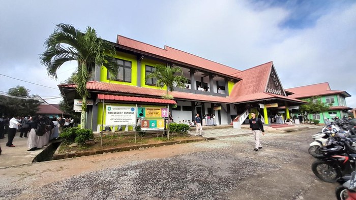 Nadiem Makarim Bermalam di asrama sekolah perbatasan