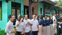 5. Pada Rabu (26/10/2022), para siswa sudah ramai datang ke sekolah sebelum pukul 7 pagi. Ada yang berjalan dari asrama, ada juga yang diantar ke sekolah dari rumah./Foto: Trisna Wulandari/detikEdu