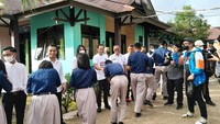 2. Nadiem berdialog dengan siswa dan para guru. Salah satu siswa pemegang KIP menanyakan bantuan KIP yang tak turun sejak SD.Akan kami investigasi kenapa belum terima. Ada saja selalu kasus begini di berbagai daerah walau ga terlalu banyak, ada saja yg tidak terima (bantuannya), akan kami tindak lanjuti, jawab Nadiem. Foto: Trisna Wulandari/detikEdu