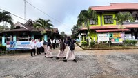 6. Ada yang dari asrama, ada yang dari rumah. Yang di asrama ada kelas 10-12. Rp 200 ribu sebulan, Rp 50 ribu wifi, tutur Susan, siswa kelas 10 SMKN 1 Entikong, saat ditanya biaya asrama per bulan.Foto: Trisna Wulandari/detikEdu