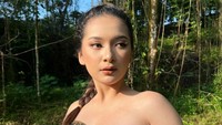 Novia Juli disebut Nopek Novian sebagai sumber penghasilan dari AdSense YouTube-nya karena penampilan seksi sang model. (Foto: dok Instagram)